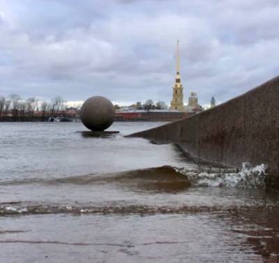 В выходные Санкт-Петербург затопило и задуло — фото и видео