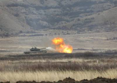 Танковые роты береговой охраны Крыма отработали стрельбы по условному противнику