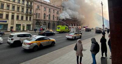 В центре Москвы загорелся старый дом