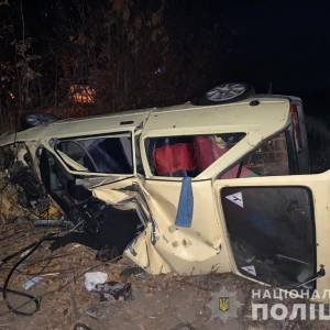 В Запорожской области автомобиль влетел в столб: среди погибших 15-летняя девушка. Фотофакт