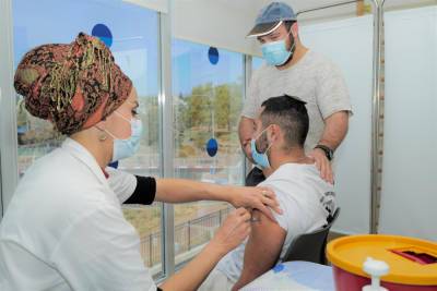 В Израиле резко уменьшается число тяжелых больных. NYTimes: Израиль отстает от 40 стран по темпам вакцинации