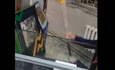 На Лесобазе в Тюмени женщина разбила игровой автомат в магазине