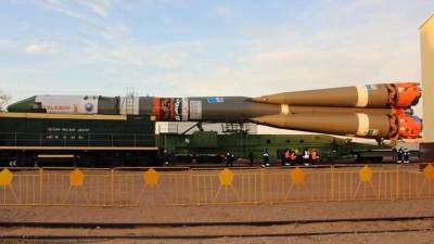 Раскрашенную под городецкую роспись ракету «Союз» установили на Байконуре