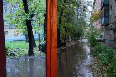 В Ярославле жильцы не могут выйти из дома из-за огромной лужи
