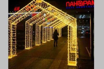 Перед входом в брянский ТРЦ «Аэропарк» появилась светящаяся арка