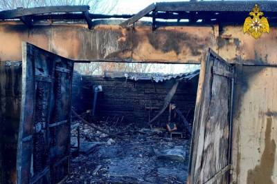Обугленные стены остались от гаража в переулке Слобода-Садки в Смоленске