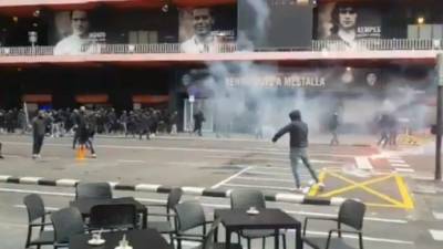 Толпа возмущенных фанатов атаковала автомобиль главного тренера Барселоны и мира