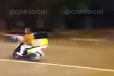 В Сочи доставщик еды пытался скрыться от правоохранителей на скутере
