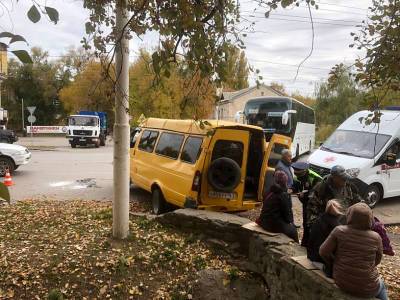 Автобус «Волгодонск — Геленджик» врезался в пассажирскую ГАЗель