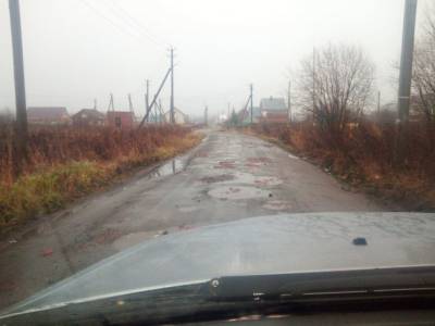 В Удмуртии жители начали сами ремонтировать дороги кирпичами