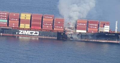 У побережья Канады загорелось грузовое судно с химикатами (ФОТО, ВИДЕО)