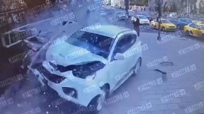 Иномарка на скорости снесла киоск в центре Москвы — видео