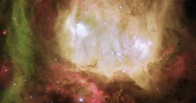 Призраки в космосе. Команда телескопа Хаббл показала туманность в духе Хэллоуина