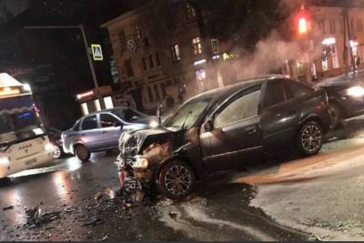 В вечернем ДТП на Московском проспекте пострадали девушка и оба водителя