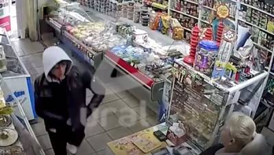 В Перми вежливый грабитель ограбил продуктовый магазин, "чтобы собрать деньги на лечение матери"