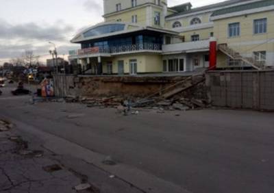 Часть ограждения-эстакады торгового центра «Рязанский» рухнула на дорогу