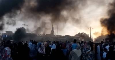 Армия блокирует дороги, а оппозиция протестует: что сейчас происходит в Судане (видео) - focus.ua - Украина - Судан