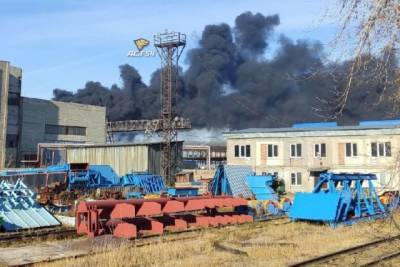 Новосибирские огнеборцы потушили пожар на складе покрышек