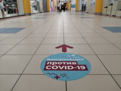 Очереди на прививку от коронавируса образуются в торговых центрах Петербурга