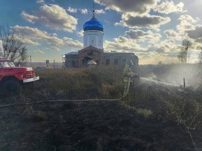 В Липецкой области спасатели защитили от огня храм и дома
