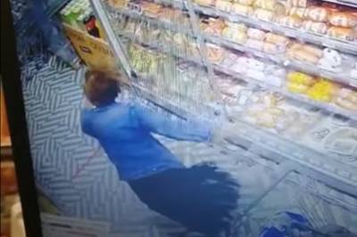В Новосибирске проверяют сведения о падении витрины холодильника на посетительницу «Пятерочки»