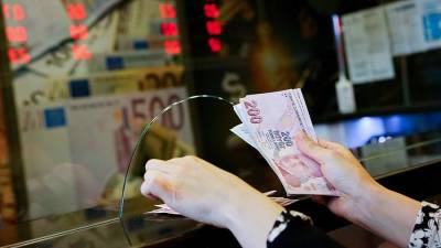 Стоимость турецкой лиры упала до рекордных 9,76 за доллар