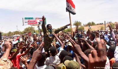 Военные в Судане открыли огонь по протестующим