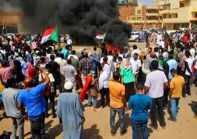 В Судане объявлено чрезвычайное положение, распущено правительство