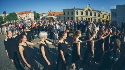 Движущееся тело в городе: программа „KlaipėDAnse“ приглашает на занятия современным танцем