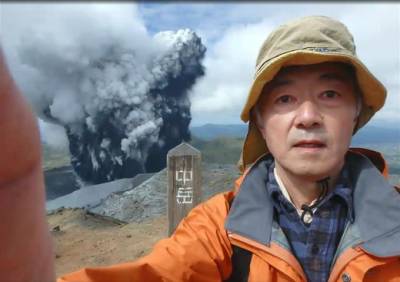 Бесстрашный японец сделал селфи на фоне извергающегося вулкана (ФОТО)