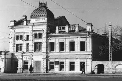 Реставраторы особняка в центре Екатеринбурга объяснили, зачем снесли половину здания