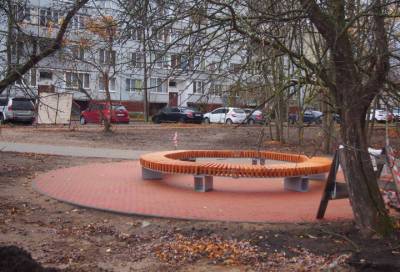 В Кировске благоустраивают сквер с детским игровым комплексом «Соты»