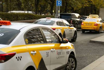 Водитель такси обманул и ограбил пассажирку во Всеволожском районе