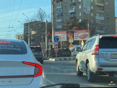 В Новосибирске Toyota Surf протаранила автомобиль ДПС у метро «Золотая Нива»