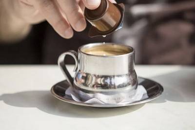 Диетологи рассказали, какие привычки убивают пользу кофе