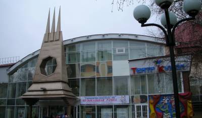 В центре Тюмени здание Тюменского театра кукол ждет ремонт