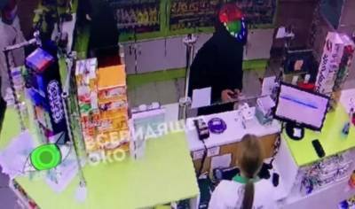 Переполох в киевской аптеке: курьер устроил дебош и попал на видео - politeka.net - Украина - Киев - Нападение