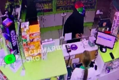 Неадекватный курьер устроил дебош в столичной аптеке и попал на видео