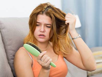 Назван способ остановить выпадение волос после коронавируса