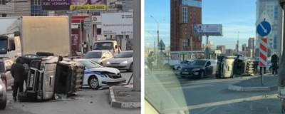 В Новосибирске внедорожник опрокинулся от столкновения с машиной ГИБДД