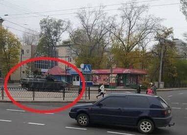 По центру оккупированного Донецка проехал БМП (фото)