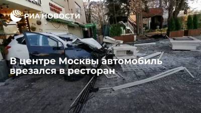 На Баррикадной улице в центре Москвы автомобиль врезался в ресторан Osterio Mario