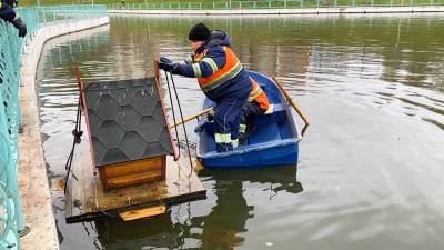 На московских прудах убирают домики для уток
