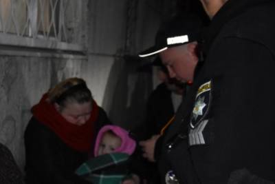 Бойцы ГСЧС спасли трехлетнего мальчика из горящей квартиры в Одессе