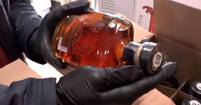 В подмосковных гаражах обнаружили более 13 тысяч бутылок поддельного алкоголя