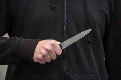 В Киришах пьяного мужчину ударили ножом прямо у магазина сети «РосАл»