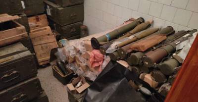 На Донетчине в спецроте полиции обнаружили огромный арсенал оружия