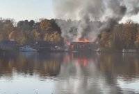 В киевском Гидропарке загорелся деревянный корабль. Видео