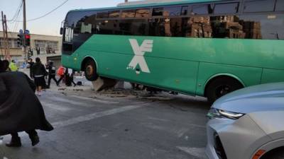 Видео: в Иерусалиме автобус вылетел на тротуар, тяжело ранена 18-летняя девушка