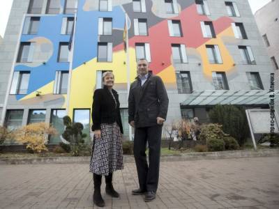 Кличко и Фельдгузен презентовали художественную композицию на здании посольства Германии в Украине